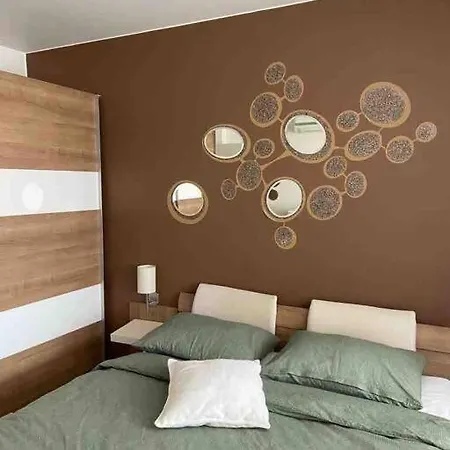 Apartmán Lovely 1-bedroom With Free Parking *