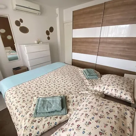 Apartmán Lovely 1-bedroom With Free Parking