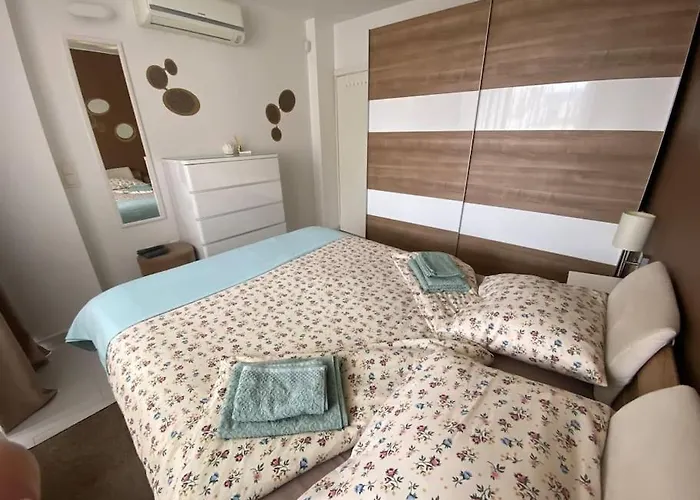 Апартаменты Lovely 1-bedroom With Free Parking